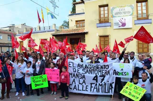 Los 47 trabajadores de Arimesa, junto a sus familias, se han manifestado en el Ayuntamiento de Santomera en defensa de sus puestos de trabajo y contra el cierre de la empresa - 2, Foto 2