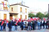 Los 47 trabajadores de Arimesa, junto a sus familias, se han manifestado en el Ayuntamiento de Santomera en defensa de sus puestos de trabajo y contra el cierre de la empresa