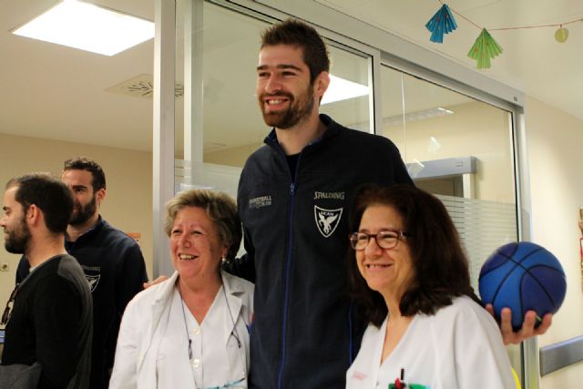 Los jugadores del UCAM Murcia CB han visitado el Hospital Materno-Infantil Virgen de la Arrixaca - 2, Foto 2