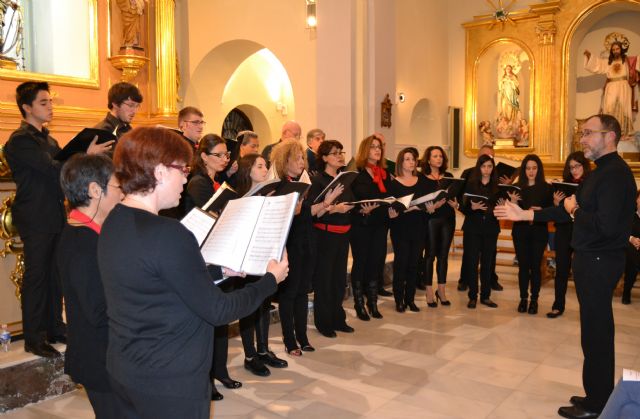 La polifonía de la Coral Patnia envuelve la iglesia de San Pedro Apóstol - 1, Foto 1