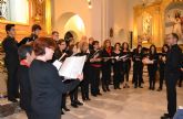 La polifona de la Coral Patnia envuelve la iglesia de San Pedro Apstol