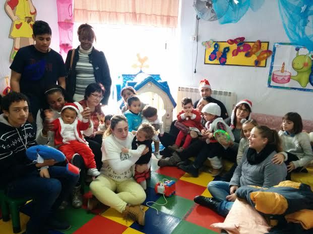 La comunidad educativa de la Escuela Municipal Infantil Clara Campoamor celebra la tradicional fiesta de la Navidad y visita de los Reyes Magos, Foto 2