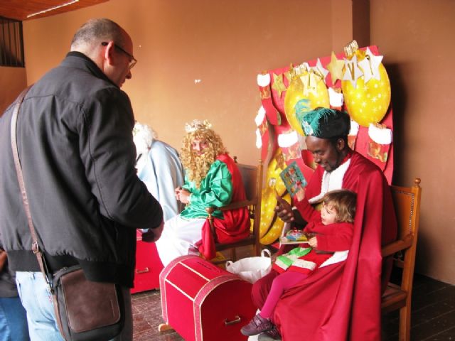 La comunidad educativa de la Escuela Municipal Infantil Clara Campoamor celebra la tradicional fiesta de la Navidad y visita de los Reyes Magos, Foto 8