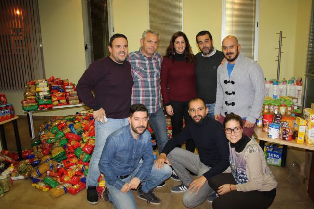 El partido solidario de fútbol recoge unos 4.500 kilos de comida para los más necesitados de Cehegín - 1, Foto 1