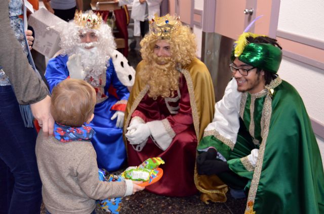 SS.MM. Los Reyes Magos de Oriente esta mañana, durante su visita al hospital, Foto 1