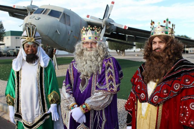 En Alcantarilla SSMM Los Reyes Magos llegaron en avión a la Base Aérea - 1, Foto 1