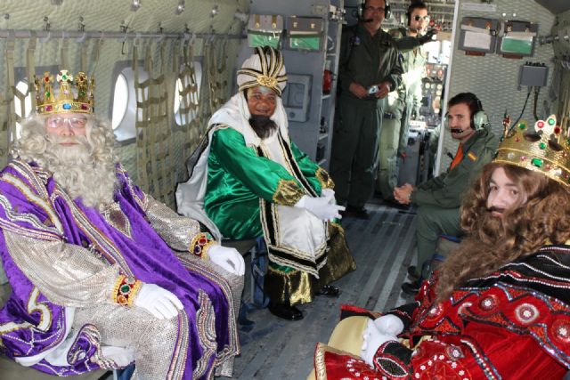 En Alcantarilla SSMM Los Reyes Magos llegaron en avión a la Base Aérea - 3, Foto 3