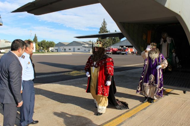 En Alcantarilla SSMM Los Reyes Magos llegaron en avión a la Base Aérea - 4, Foto 4