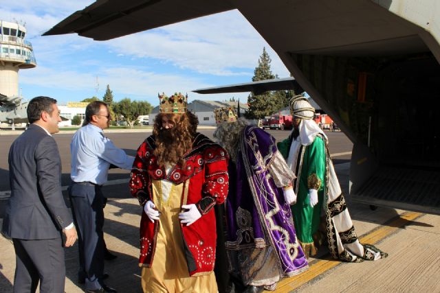 En Alcantarilla SSMM Los Reyes Magos llegaron en avión a la Base Aérea - 5, Foto 5