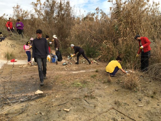 Varias asociaciones hacen una limpieza en el azud de la Contraparada - 2, Foto 2