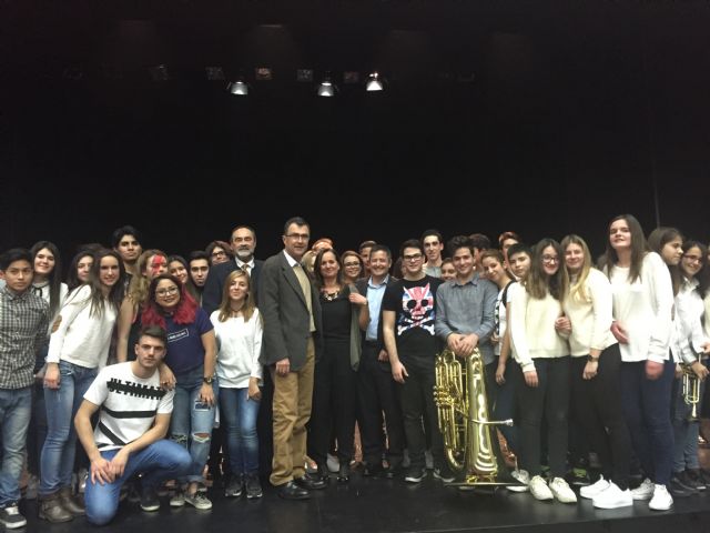 El Auditorio de Beniaján registra un lleno absoluto para asistir a un musical solidario de los alumnos del IES - 1, Foto 1