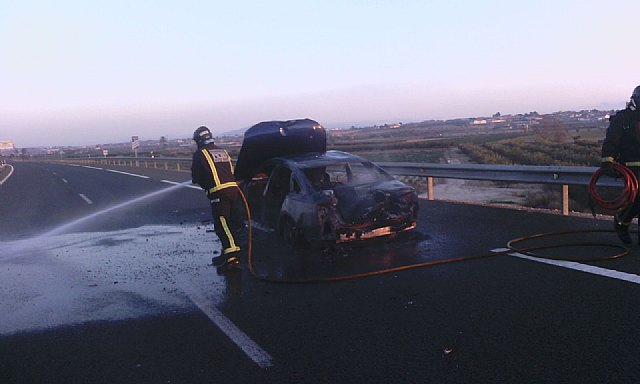 Bomberos sofocan el incendio de un vehículo en la A-7, en Totana, Foto 3