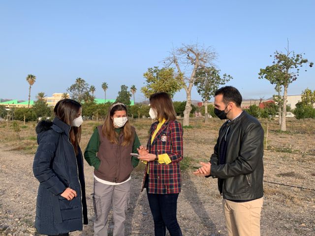 Moreno destaca la importancia de seguir apostando por la formación en su visita a los alumnos-trabajadores del PMEF de Sostenibilidad y transitabilidad en el cinturón verde de Águilas y su entorno - 2, Foto 2