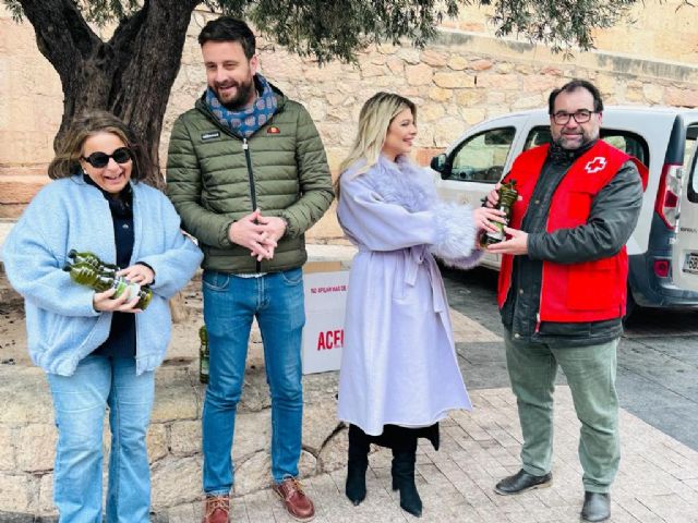 El Ayuntamiento dona más de 250 litros de aceite procedente de los olivos municipales a distintas oenegés de Lorca - 1, Foto 1