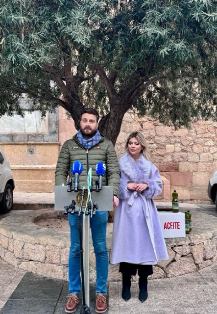 El Ayuntamiento dona más de 250 litros de aceite procedente de los olivos municipales a distintas oenegés de Lorca - 2, Foto 2