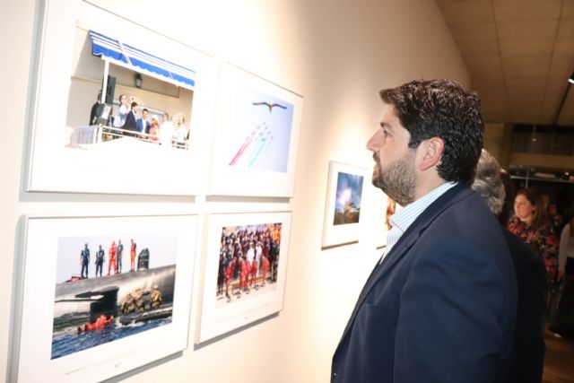 El presidente Fernando López Miras inaugura la exposición Fotoperiodismo 2018 - 2, Foto 2