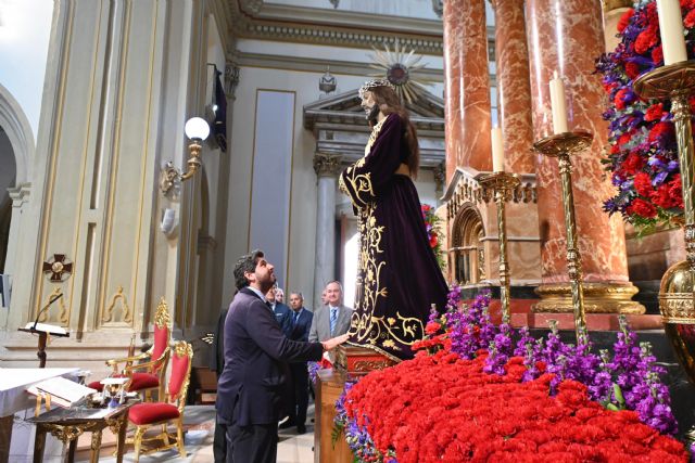 Ferrando López Miras asiste al tradicional besapié del Cristo del Rescate - 1, Foto 1