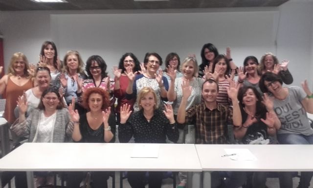 La consejera de Familia participa en un curso de la lengua de signos dirigido a promover su aprendizaje entre los funcionarios - 1, Foto 1