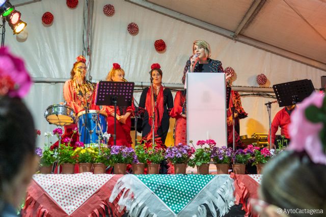 La alcaldesa explica a los vecinos el proyecto ´Bosque Romano´ durante el pregón que anuncia las fiestas patronales de San José Obrero - 1, Foto 1