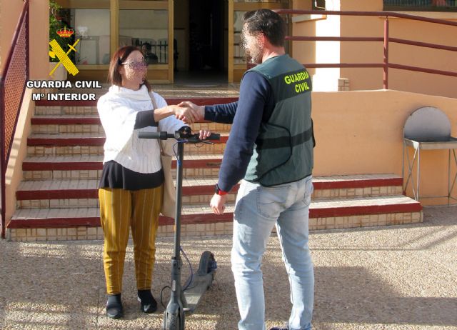 La Guardia Civil desarticula en San Pedro del Pinatar un grupo delictivo juvenil que sustraía patinetes eléctricos - 1, Foto 1