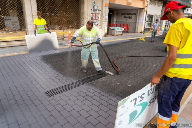 Las calles de la plaza Juan XXIII estrenan nuevo asfalto - 1, Foto 1