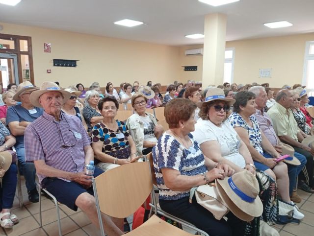 Un centenar de mayores de pedanías se dan cita en una jornada de actividad física adaptada, con talleres de salud, primeros auxilios y voluntariado solidario Un centenar de mayores de pedanías se dan cita en una jornada de actividad física adaptada, con talleres de salud, primeros auxilios y voluntariado solidario