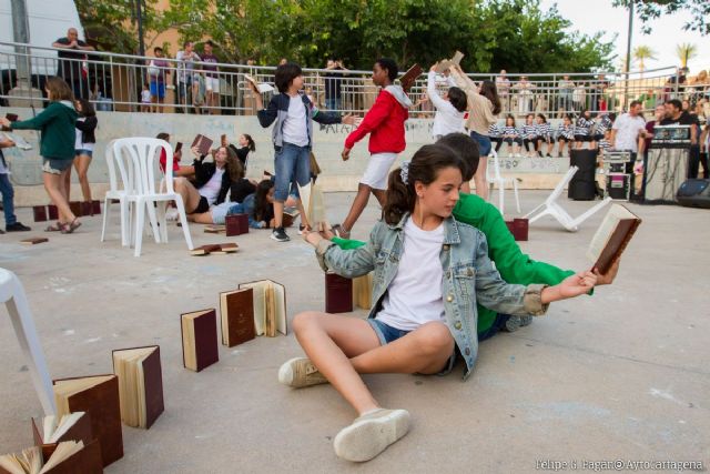 La Escuela Municipal de Teatro clausuró el curso en la plaza de Juan XXIII - 1, Foto 1