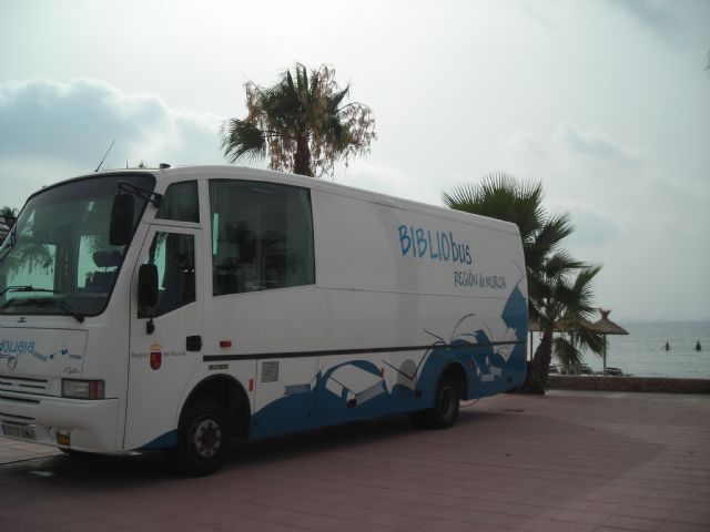 Los bibliobuses de la Biblioteca Regional vuelven a las playas durante julio y agosto - 1, Foto 1