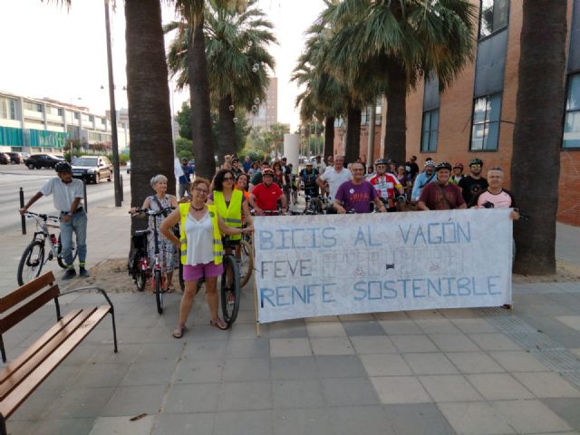 Los colectivos a favor de la movilidad sostenible salen a la calle - 2, Foto 2