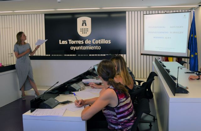 La alcaldesa Isabel María Zapata presenta a los trabajadores municipales la liquidación de los presupuestos 2017 - 1, Foto 1