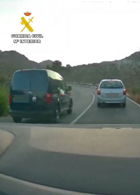 La Guardia Civil localiza y denuncia al conductor de una furgoneta por conducir de forma temeraria y bajo los efectos de drogas, Foto 1