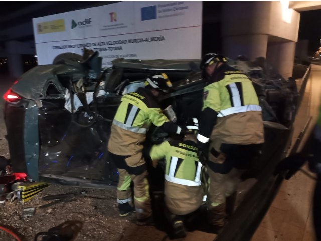 Cuatro heridos, uno muy grave, al saltar un coche la rotonda del AVE en Totana Cuatro heridos, uno muy grave, al saltar un coche la rotonda del AVE en Totana