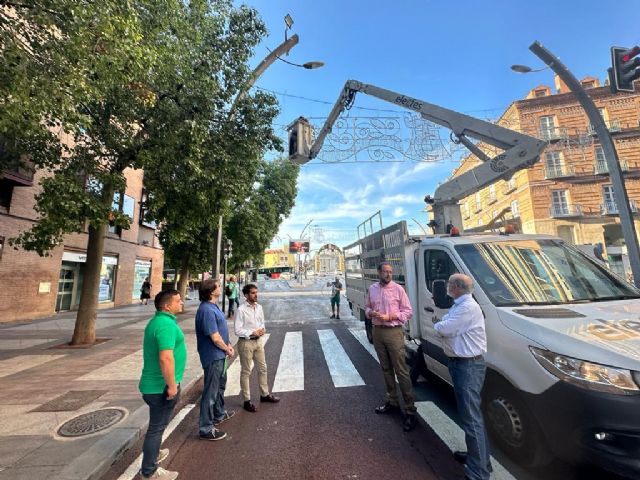 Más de 300.000 puntos de luz dan la bienvenida a los visitantes a la Feria en las principales entradas y avenidas de la ciudad - 1, Foto 1