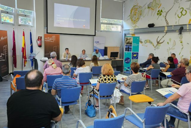 Medio centenar de docentes comienza la formación para impartir la asignatura 'La Constitución y la Unión Europea' en 20 centros - 1, Foto 1