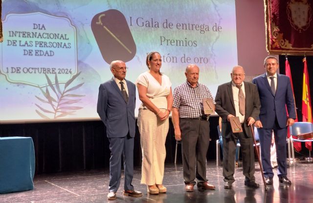 El alcantarillero Francisco Almela Navarro y el Centro de Mayores de Campoamor reciben los premios Bastón de Oro - 1, Foto 1