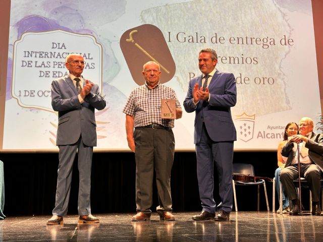 El alcantarillero Francisco Almela Navarro y el Centro de Mayores de Campoamor reciben los premios Bastón de Oro - 3, Foto 3