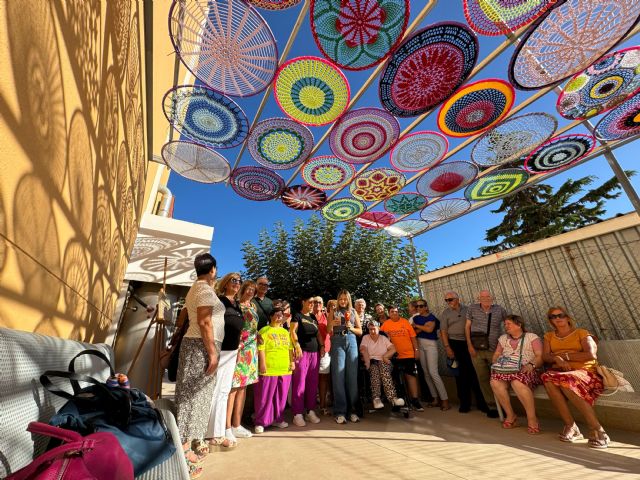 Los hogares del pensionista tejen un colorido toldo para el centro de día de AIDEMAR - 3, Foto 3