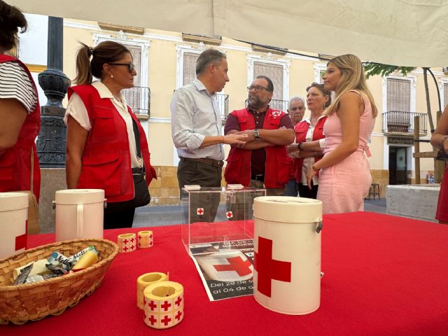 Fulgencio Gil agradece la labor que Cruz Roja realiza en Lorca durante su visita a la mesa petitoria por el Día de la Banderita Fulgencio Gil agradece la labor que Cruz Roja realiza en Lorca durante su visita a la mesa petitoria por el Día de la Banderita