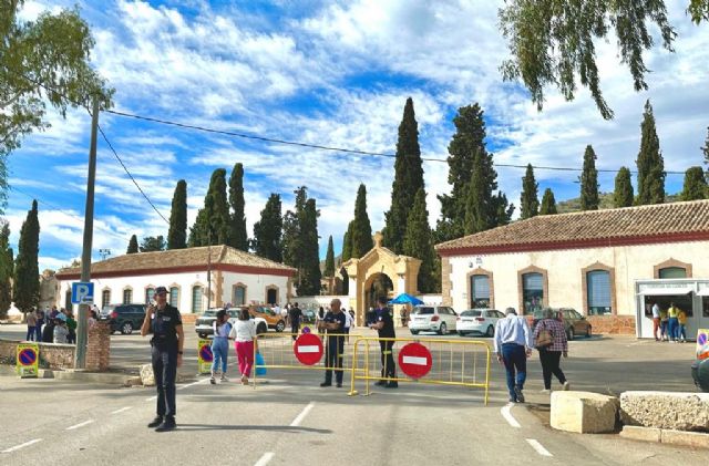 Los lorquinos cumplen con la tradición de acudir a los cementerios en el Día de Todos los Santos - 1, Foto 1