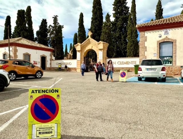 Los lorquinos cumplen con la tradición de acudir a los cementerios en el Día de Todos los Santos - 2, Foto 2