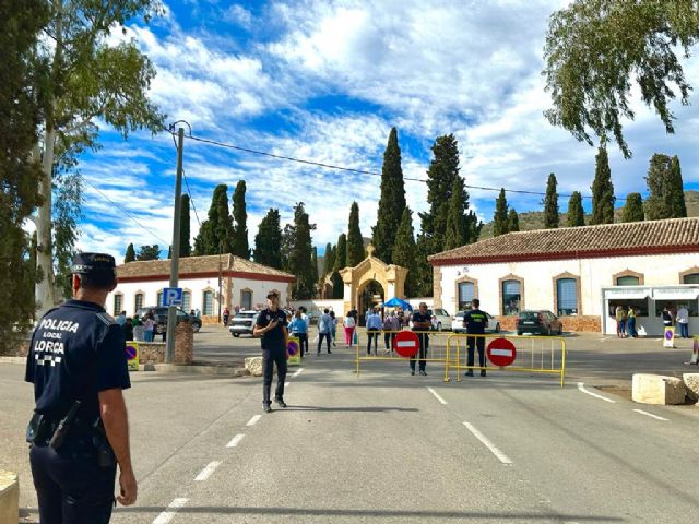 Los lorquinos cumplen con la tradición de acudir a los cementerios en el Día de Todos los Santos - 3, Foto 3