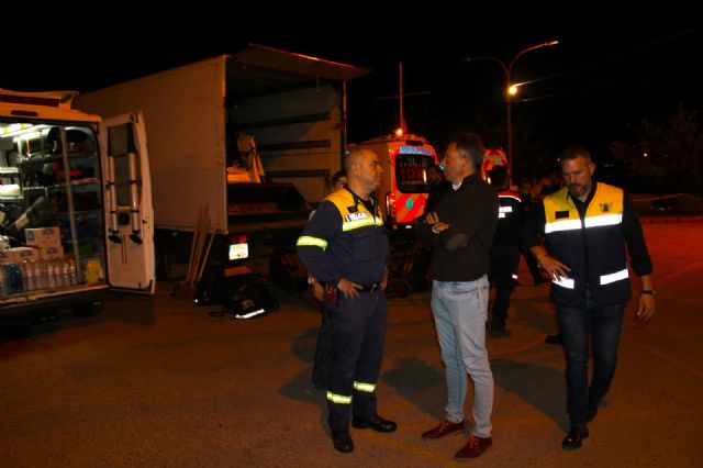 La primera columna del dispositivo de ayuda del Ayuntamiento de Lorca con destino a Valencia ha partido este viernes desde el Centro de Emergencias - 3, Foto 3