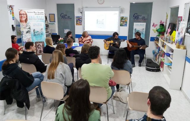 Estudiantes americanos conocen, Ama-Mazu, la última novela de Aurora Rey, en el IV Encuentro Cultural de la Academia Gema Pérez Pinto - 1, Foto 1