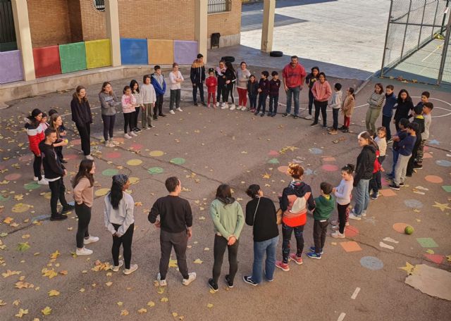 Estudiantes americanos conocen, Ama-Mazu, la última novela de Aurora Rey, en el IV Encuentro Cultural de la Academia Gema Pérez Pinto - 2, Foto 2