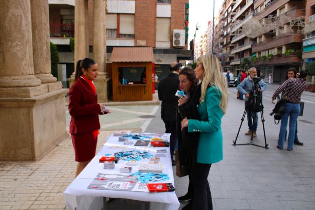 Lorca conmemora el Día Mundial contra el SIDA con el reparto de lazos rojos para concienciar sobre la prevención del VIH - 1, Foto 1