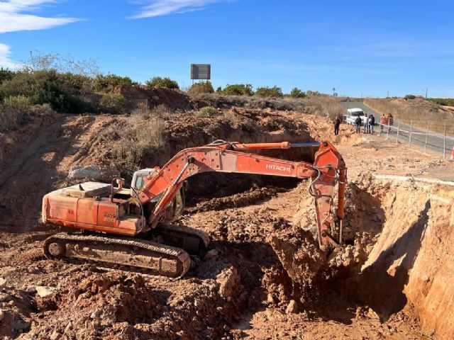 El arreglo del muro de la carretera de Casas Blancas reforzará la seguridad vial de sus usuarios y la de los 2.500 vecinos de Sucina - 1, Foto 1