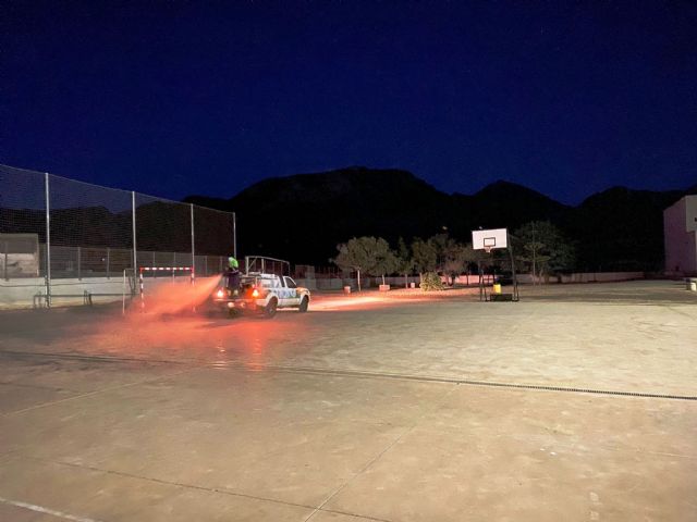 Servicios amplía la desinfección ante la covid19 a los patios y pistas deportivas de los centros educativos - 3, Foto 3