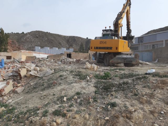 El Ayuntamiento de Lorca ejecuta la demolición de varias edificaciones junto al Instituto de Bachillerato Bartolomé Pérez Casas del Barrio de San Cristóbal - 1, Foto 1