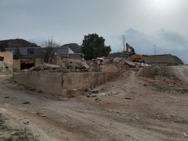 El Ayuntamiento de Lorca ejecuta la demolición de varias edificaciones junto al Instituto de Bachillerato Bartolomé Pérez Casas del Barrio de San Cristóbal - 2, Foto 2