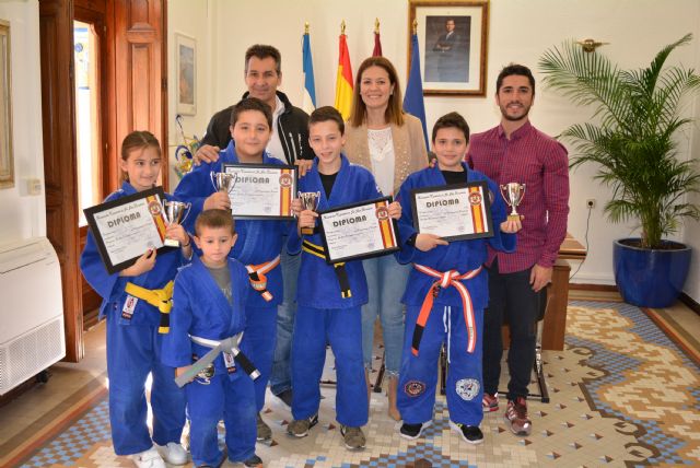 Los deportistas del Club Dojo Águilas visitan el Ayuntamiento tras su paso por el Campeonato de España de Jiu Jitsu - 1, Foto 1